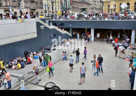 Budapest, Ungheria. 05 Sep, 2015. Gli immigrati siriani concentrata vicino a Budapest la stazione ferroviaria internazionale, sabato 5 settembre 2015 Credit: Jorge Felix/Alamy Live News Foto Stock