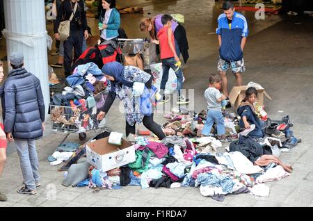 Budapest, Ungheria. 05 Sep, 2015. Gli immigrati siriani scegliere i vestiti donati dal popolo di Budapest, vicino alla stazione ferroviaria internazionale, sabato 5 settembre 2015 Credit: Jorge Felix/Alamy Live News Foto Stock