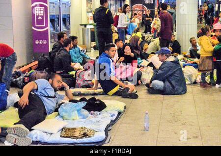 Budapest, Ungheria. 05 Sep, 2015. Gli immigrati siriani scegliere i vestiti donati dal popolo di Budapest, vicino alla stazione ferroviaria internazionale, sabato 5 settembre 2015 Credit: Jorge Felix/Alamy Live News Foto Stock