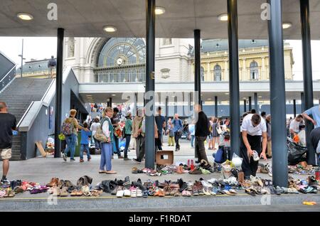 Budapest, Ungheria. 05 Sep, 2015. Gli immigrati siriani scegliere calzature donati dal popolo di Budapest, vicino alla stazione ferroviaria internazionale, sabato 5 settembre 2015 Credit: Jorge Felix/Alamy Live News Foto Stock