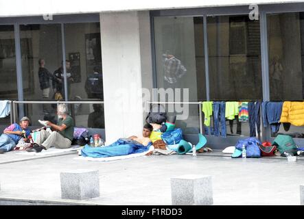 Budapest, Ungheria. 05 Sep, 2015. Gli immigrati siriani concentrata vicino a Budapest la stazione ferroviaria internazionale, sabato 5 settembre 2015 Credit: Jorge Felix/Alamy Live News Foto Stock