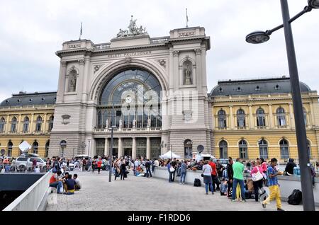 Budapest, Ungheria. 05 Sep, 2015. In Budapest la stazione ferroviaria internazionale, migliaia di migranti in attesa di prendere il treno per altri paesi di Europa, sabato 5 settembre 2015 Credit: Jorge Felix/Alamy Live News Foto Stock