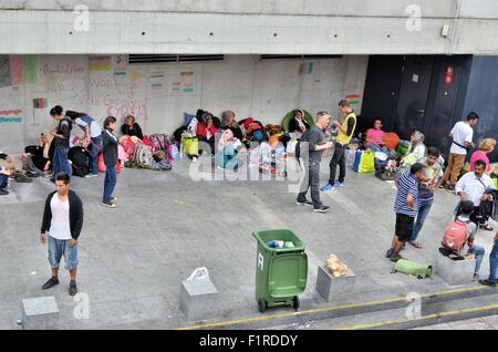 Budapest, Ungheria. 05 Sep, 2015. Gli immigrati siriani concentrata vicino a Budapest la stazione ferroviaria internazionale, sabato 5 settembre 2015 Credit: Jorge Felix/Alamy Live News Foto Stock