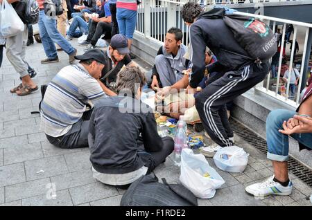 Budapest, Ungheria. 05 Sep, 2015. Gli immigrati siriani alimentazione sulla terra vicino il Budapest la stazione ferroviaria internazionale, sabato 5 settembre 2015 Credit: Jorge Felix/Alamy Live News Foto Stock