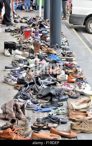 Budapest, Ungheria. 05 Sep, 2015. Pattini usurati offerti dagli abitanti di Budapest per il siriano migranti concentrata vicino a Budapest la stazione ferroviaria internazionale, sabato 5 settembre 2015 Credit: Jorge Felix/Alamy Live News Foto Stock