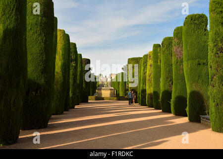 Giovane passeggiando sul re a piedi con le statue dei monarchi cattolici e Christopher Columbus Alcazar Cordoba Foto Stock