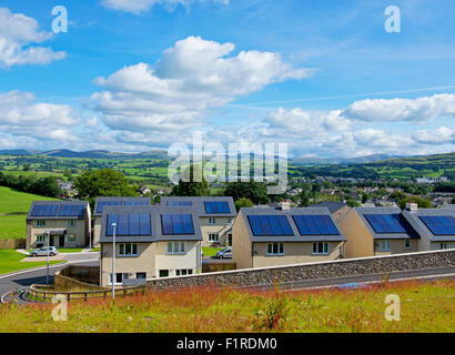 Nuovo alloggiamento - Abete del luogo - con tutte le case con pannelli solari, Kendal Cumbria, England Regno Unito Foto Stock