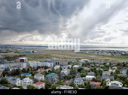 Reykjavik, Islanda. 28 Luglio, 2015. La vista a sud-ovest sui tetti della capitale islandese di Reykjavik dal HallgrÃ-mskirkja (chiesa di HallgrÃ-mur) torre di osservazione, guardando verso l'aeroporto ReykjavÃ-k (ReykjavÃ-kurflugvÃ¶llur). La torre di osservazione piattaforma di visualizzazione è una destinazione preferita dai turisti. © Arnold Drapkin/ZUMA filo/Alamy Live News Foto Stock