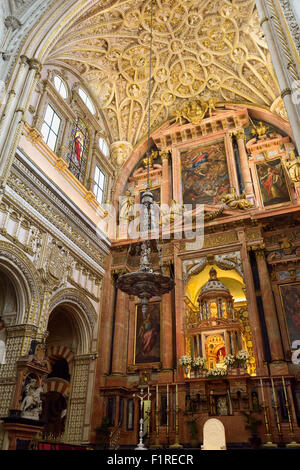 Alto altare principale con soffitto a volta del Cordoba la Madonna Assunta La moschea cattedrale Foto Stock