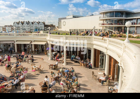 Il De La Warr Pavilion Arts Center di Bexhill, East Sussex con la costiera rivolta verso il re Giorgio V arcade in primo piano. Inghilterra, Regno Unito. Foto Stock