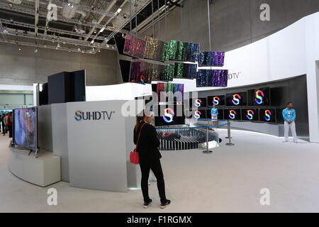 Berlino, Germania. 05 Sep, 2015. Samsung presenta l' impresa smartphone recenti Samsung Galaxy S6 EDGE e 4K televisori durante IFA consumer electronics unlimited a Messe Berlin. © Madeleine Lenzo/Pacific Press/Alamy Live News Foto Stock