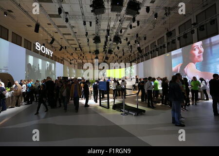 Berlino, Germania. 05 Sep, 2015. Sony presenta la società' s recenti dispositivi elettronici durante IFA consumer electronics unlimited 2015 a Messe Berlin. © Madeleine Lenzo/Pacific Press/Alamy Live News Foto Stock