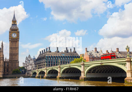 Famoso punto di riferimento di clock tower noto come il Big Ben e il bus rosso a due piani sul Westminster Bridge sul fiume Tamigi, Londra Foto Stock