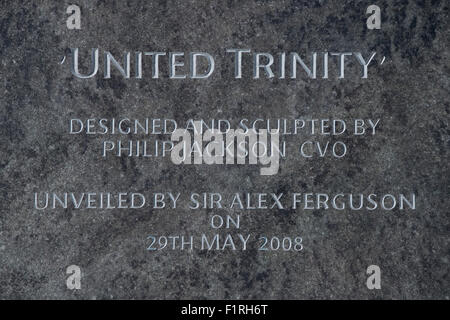 La placca al di sotto del Regno Trinità statua vicino a Old Trafford Stadium, sede del Manchester United Football Club. Foto Stock