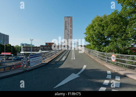 Un colpo esterno della rampa fino a Salford Shopping Center situato in Pendleton a Salford, Greater Manchester in una giornata di sole. Foto Stock