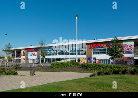 Un Tesco supermercato Extra su Pendleton modo vicino a Salford Shopping in Greater Manchester. (Solo uso editoriale). Foto Stock