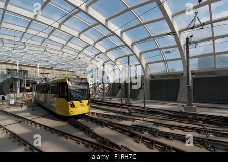 L'area interna del rinnovato Victoria Station a Manchester, dotate di un Metrolink LRT tram Foto Stock