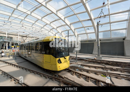 L'area interna del rinnovato Victoria Station a Manchester, dotate di un Metrolink LRT tram Foto Stock