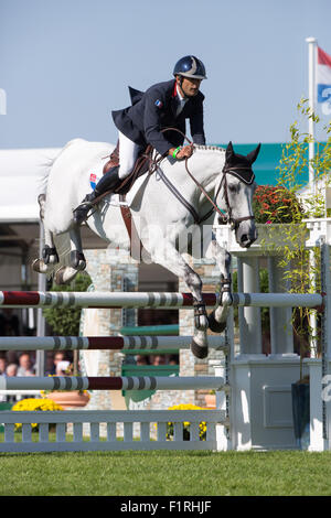 Stamford, Lincolnshire, Regno Unito. 06 Sep, 2015. 2015 Land Rover Burghley Horse Trials Cedric Lyard a competere in show jumping su Cadeau du Roi Credito: Tim Scrivener/Alamy Live News Foto Stock