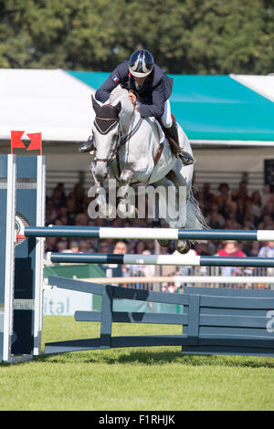 Stamford, Lincolnshire, Regno Unito. 06 Sep, 2015. 2015 Land Rover Burghley Horse Trials Cedric Lyard a competere in show jumping su Cadeau du Roi Credito: Tim Scrivener/Alamy Live News Foto Stock