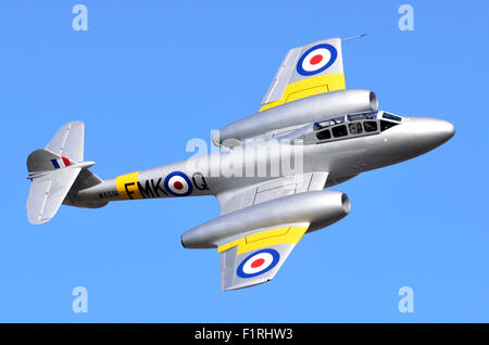 Gloster Meteor T7 aeromobile in RAF iscrizioni facendo un basso flypast a Cosby vittoria mostra, Leicestershire, Regno Unito, 2015. Costruito nel 1949, il Gloster Meteor T7 è il più antico del mondo jet in volo. Credito: Antony ortica/Alamy Live News Foto Stock