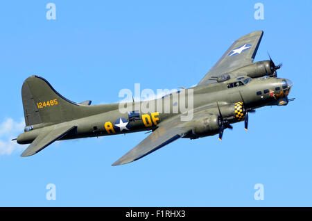 Boeing B-17G Flying Fortress 'Salleato B' facendo una bassa flypast a Cosby vittoria mostra, Leicestershire, Regno Unito, 2015. Credito: Antony ortica/Alamy Live News Foto Stock