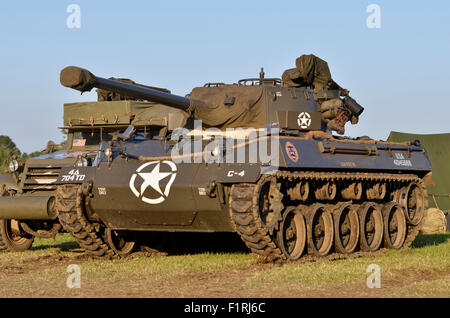 M18 Hellcat cacciatorpediniere serbatoio (Pistola carrello a motore) con M3 a mezza via dietro, Cosby vittoria mostra, Leicestershire, Regno Unito, 2015. Credito: Antony ortica/Alamy Live News Foto Stock