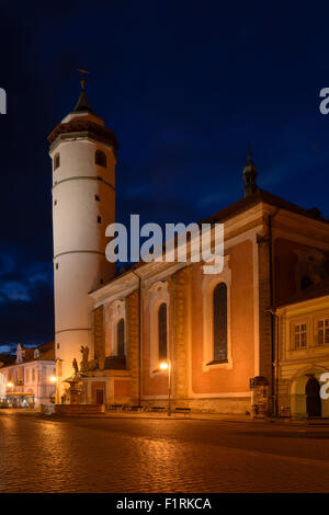 Domazlice, Repubblica Ceca, Europa - 5 Settembre 2015: vista notturna sulla Chiesa della Natività della Beata Vergine Maria Foto Stock