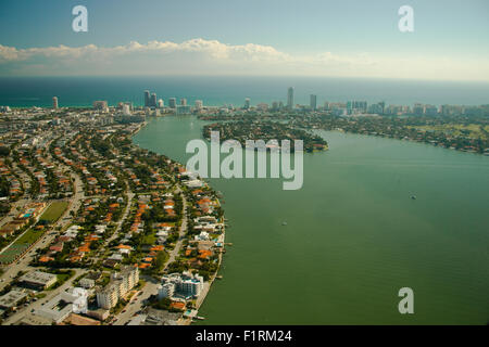 Vista aerea di espansione delle periferie della città di Miami waterfront, Florida, U.S.A. Foto Stock