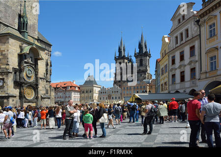 I turisti alla Piazza della Città Vecchia di Praga nella Repubblica Ceca. Foto Stock