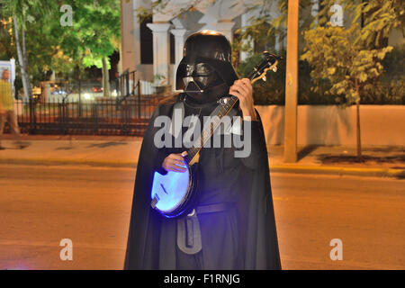 Un lettore banjo vestito come Darth Vadar gioca su Duval Street a Key West Florida USA Foto Stock