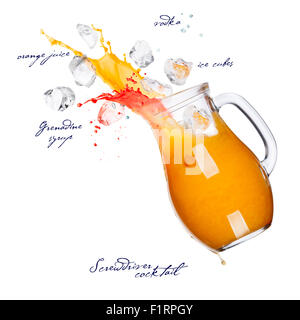 Cacciavite con cocktail spalashes nella brocca. Cadendo brocca di orange cocktail con vodka Foto Stock