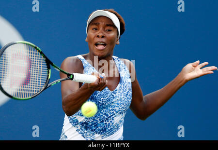 New York, Stati Uniti d'America. 6 Sep, 2015. Venus Williams di gli Stati Uniti restituisce una palla a Anett Kontaveit di Estonia durante il singolare femminile corrisponde al 2015 U.S. Aperto in New York, Stati Uniti, Sett. 6, 2015. Venus Williams ha vinto 2-0. Credito: Qin Lang/Xinhua/Alamy Live News Foto Stock