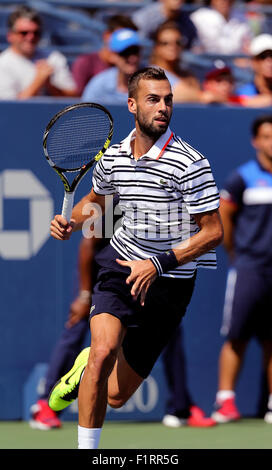 New York, Stati Uniti d'America. 6 Settembre, 2015. Benoit Paire della Francia in azione contro il connazionale Tsonga Jo-Wilfried nel loro quarto round corrispondono a Stati Uniti Aperto in Flushing Meadows, New York il 6 settembre 2015. Tsonga ha vinto la partita. Credito: Adam Stoltman/Alamy Live News Foto Stock