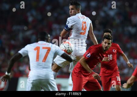 Konya, Turchia. 6 Sep, 2015. Robin van Persie (sopra) dei Paesi Bassi compete durante UEFA EURO 2016 Gruppo un match di qualificazione tra la Turchia e i Paesi Bassi a Konya, Turchia, sul Sett. 6, 2015. I Paesi Bassi hanno perso 0-3. Credito: Egli Canling/Xinhua/Alamy Live News Foto Stock