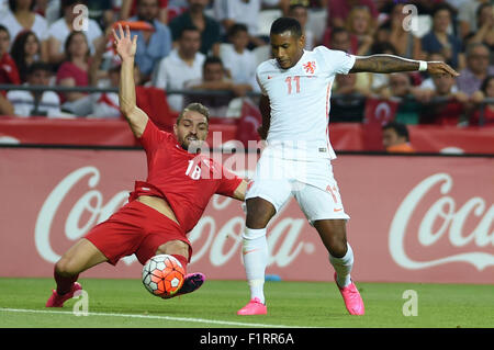 Konya, Turchia. 6 Sep, 2015. Luciano Narsingh (R) dei Paesi Bassi il sistema VIES con Caner Erkin della Turchia durante UEFA EURO 2016 Gruppo una partita di qualificazione a Konya, Turchia, sul Sett. 6, 2015. I Paesi Bassi hanno perso 0-3. Credito: Egli Canling/Xinhua/Alamy Live News Foto Stock