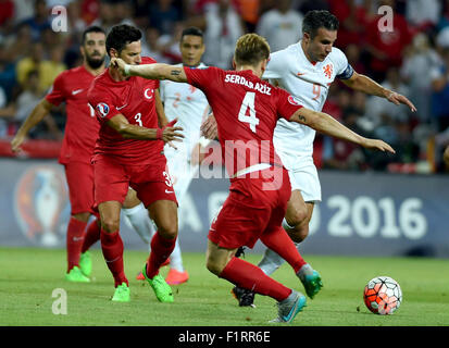 Konya, Turchia. 6 Sep, 2015. Robin van Persie (1R) dei Paesi Bassi compete durante UEFA EURO 2016 Gruppo un match di qualificazione tra la Turchia e i Paesi Bassi a Konya, Turchia, sul Sett. 6, 2015. I Paesi Bassi hanno perso 0-3. Credito: Egli Canling/Xinhua/Alamy Live News Foto Stock