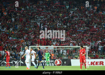 Konya, Turchia. 6 Sep, 2015. I fan della Turchia reagiscono durante UEFA EURO 2016 Gruppo una partita di qualificazione a Konya, Turchia, sul Sett. 6, 2015. La Turchia ha vinto 3-0. Credito: Egli Canling/Xinhua/Alamy Live News Foto Stock