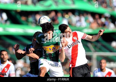 Buenos Aires, Argentina. 6 Sep, 2015. Nueva Chicago's Nicolas Sainz (C) il sistema VIES per la palla con il River Plate di Lucas Alario (R) durante una partita presso il Nueva Chicago Stadium di Buenos Aires, Argentina, il 7 settembre 6, 2015. Credito: Alejandro Santa Cruz/TELAM/Xinhua/Alamy Live News Foto Stock