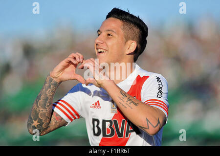 Buenos Aires, Argentina. 6 Sep, 2015. River Plate di Sebastian Driusi celebra dopo il punteggio durante una partita contro il Nueva Chicago presso il Nueva Chicago Stadium di Buenos Aires, Argentina, il 7 settembre 6, 2015. Credito: Alejandro Santa Cruz/TELAM/Xinhua/Alamy Live News Foto Stock