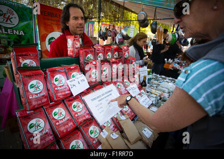 Buenos Aires, Argentina. 6 Sep, 2015. Un espositore colloqui con un visitatore durante il Buenos Aires mercato nella città di Buenos Aires, capitale dell'Argentina il 7 settembre 6, 2015. Secondo gli organizzatori, Buenos Aires di mercato è il più grande mercato di Buenos Aires dedicato al cibo sano, dove alcuni 80 cibo sano produttori offrono circa 700 prodotti da assaggiare e acquistare. © Martin Zabala/Xinhua/Alamy Live News Foto Stock