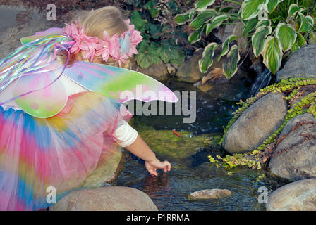 ragazza con ali di farfalla nel parco idrangea. Beauty Imagination