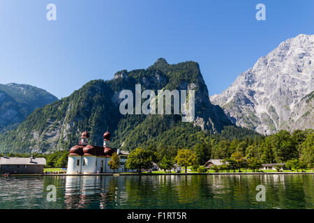 Lago Konigsee in estate con San Bartolomeo chiesa, Alpi, Germania Foto Stock