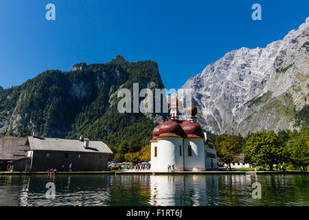 Lago Konigsee in estate con San Bartolomeo chiesa, Alpi, Germania Foto Stock