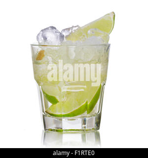 Caipirinha cocktail alcoolico in basso del vetro highball Foto Stock