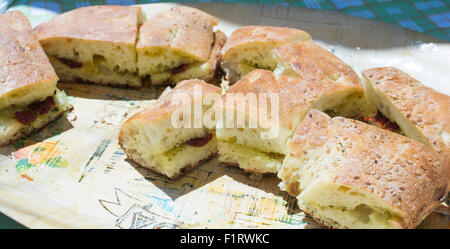 Condite il pane tipico piatto siciliano, con pomodori secchi, olio extra vergine di oliva e origano. Foto Stock