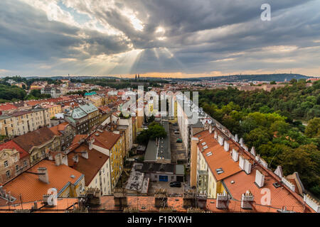 Vista di Praga prese dal ponte Nuselsky sul tramonto cattura tipica architettura locale dal punto di vista dell'antenna. Famoso Vysehrad Foto Stock