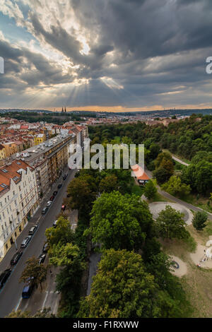 Vista di Praga prese dal ponte Nuselsky sul tramonto cattura tipica architettura locale dal punto di vista dell'antenna. Famoso Vysehrad Foto Stock