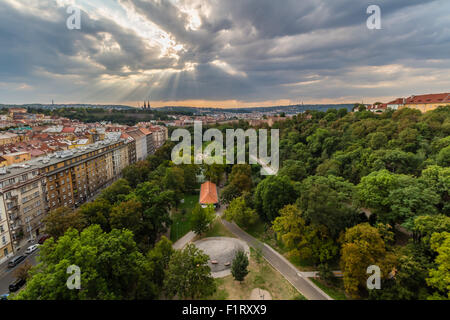 Vista di Praga prese dal ponte Nuselsky sul tramonto cattura tipica architettura locale dal punto di vista dell'antenna. Famoso Vysehrad Foto Stock