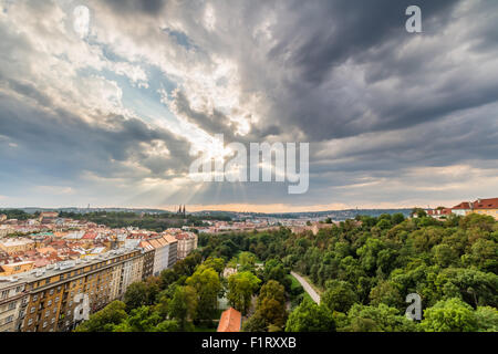 Vista di Praga prese dal ponte Nuselsky sul tramonto cattura tipica architettura locale dal punto di vista dell'antenna. Famoso Vysehrad Foto Stock